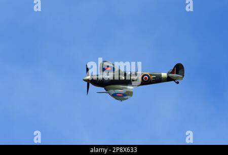 ICKWELL, BEDFORDSHIRE, ENGLAND - 07. AUGUST 2022: Oldtimer Supermarine Spitfire MK VC AR501 G-AWII im Flug. Stockfoto