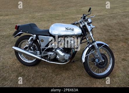 LITTLE GRANSDEN, CAMBRIDGESHIRE, ENGLAND - 28. AUGUST 2022: Klassisches Norton-Motorrad auf Gras geparkt. Stockfoto