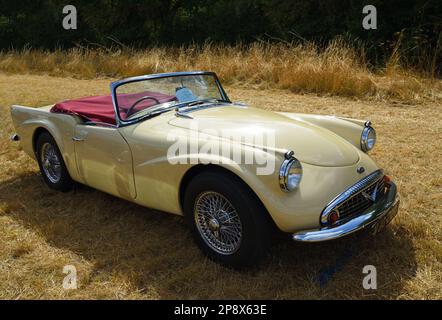 LITTLE GRANSDEN, CAMBRIDGESHIRE, ENGLAND - 28. AUGUST 2022: Klassischer Daimler Dart-Motorwagen auf Gras geparkt. Stockfoto