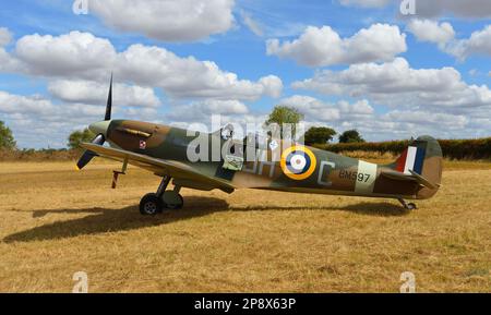 LITTLE GRANSDEN, CAMBRIDGESHIRE, ENGLAND - 28. AUGUST 2022: Vintage Spitfire BM597 (G-MKVB) Mk.VB statisch auf Flugplatz mit blauem Himmel und Wolken. Stockfoto