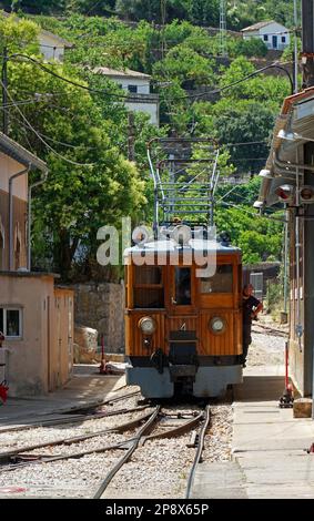 SOLLER, MALLORCA, SPANIEN - 15. JUNI 2022: Alte Elektrobahn, die durch die Berge zwischen Soller und Palma Mallorca fährt. Stockfoto
