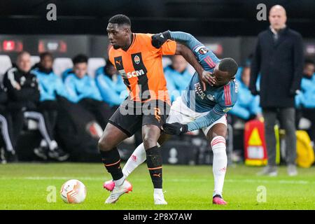 Warschau - Lassina Traore von Shakhtar Donetsk, Lutsharel Geertruida von Feyenoord während des Spiels Shakhtar Donetsk gegen Feyenoord im Stadion Wojska Polskiego am 9. März 2023 in Warschau, Polen. (Box zu Box Pictures/Yannick Verhoeven) Stockfoto