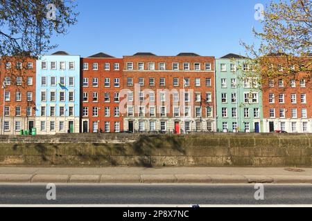 Stadtbild von Dublin mit blauem Himmel im Hintergrund. Farbenfrohe Häuser entlang des Flusses Liffey Stockfoto