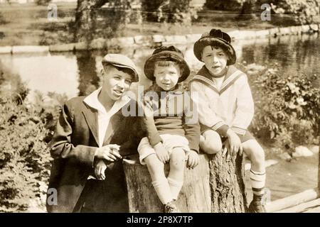 Boys About 1910, Boys Fashion, Boys Hats, Vintage Kindermode Stockfoto