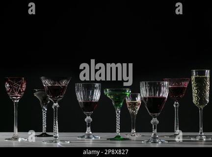 Kristallgläser Wein auf schwarzem Hintergrund Stockfoto