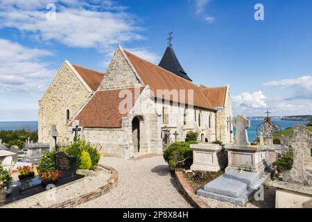 Varengeville-sur-Mer, Frankreich - 29. September 2022: Die Kirche Saint-Valery und der Friedhof sind bekannt für ihre Lage und das Grab von Georges Braque und T. Stockfoto