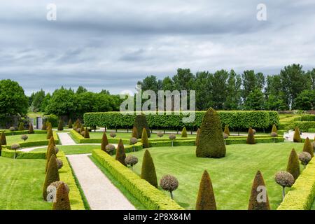 Nahaufnahme der Bleivase mit weiblichen Figuren im Royal Hospital Kilmainham formell Gardens in Dublin Stockfoto