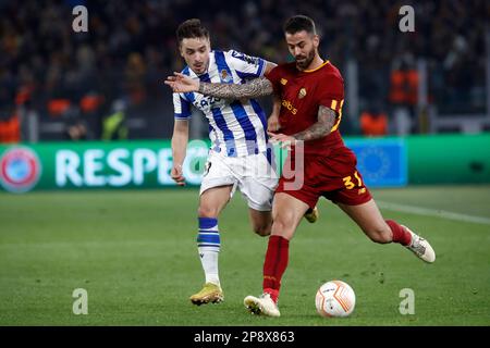 Rom, Italien. 09. März 2023. Leonardo Spinazzola, rechts, von AS Roma, wird von Andoni Gorosabel von Real Sociedad während der UEFA Europa League-Runde des 16. Fußballspiels zwischen Roma und Real Sociedad im Olympiastadion RomeÕs am 09. März 2023 herausgefordert. Kredit: Riccardo De Luca - Update Images/Alamy Live News Stockfoto