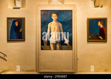 Varengeville-sur-Mer, Frankreich - 29. September 2022: In der Kirche Saint-Valerie in Vargengeville. Es ist bekannt für das Grab von Georges Braque und Stockfoto