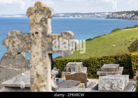 Varengeville-sur-Mer, Frankreich - 29. September 2022: Friedhof in der Kirche Saint-Valerie. Es ist bekannt für seine Lage und das Grab von Georges Braque A. Stockfoto