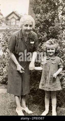 Großmutter, Enkeltochter, Großmutter und Enkeltochter halten Händchen, Vintage, 1930er, 1940er, 1950er Stockfoto