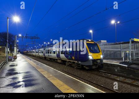 2 Northern Rail CAF baute Züge der Klasse 331 am Bahnhof Blackrod, Lancashire Stockfoto