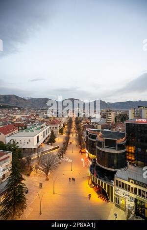 Korce Albanien - 01.03.2023°-Blick auf die wichtigste Fußgängerzone von Korce Albanien, die zur Auferstehung Christi führt, von der orthodoxen Kathedrale aus gesehen Stockfoto