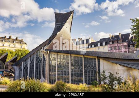 Rouen, Frankreich - 01. Oktober 2022: Moderne Kirche der Heiligen Jeanne d'Arc in Rouen. Entworfen von Louis Arretche, wurde es 1979 im Zentrum von Th fertiggestellt Stockfoto