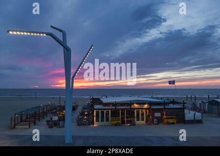 Den Haag, Niederlande - 21. April 2016: Strandbar am Strand von Scheveningen. Scheveningen ist ein Stadtteil von Den Haag und berühmt für seine lange Zeit Stockfoto