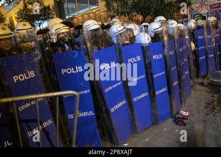 Istanbul, Türkei, 08/03/2023, Polizei steht Wache während der Demonstration. Die Demonstranten, die sich am 8. März, dem Internationalen Frauentag, versammelten, konnten nicht nach Taksim marschieren, weil er durch die Entscheidung des Bezirksgouverneurs verboten wurde. Straßen, die nach Taksim führten, wurden von der Polizei mit intensiven Sicherheitsmaßnahmen gesperrt. Die Demonstranten versammelten sich in der Cihangir Street und sangen Slogans mit Bannern in ihren Händen. Nach der Presseerklärung kam es zu einem Konflikt zwischen Demonstrantengruppen und der Polizei. Der internationale Frauentag wird am 08. März weltweit gefeiert Stockfoto