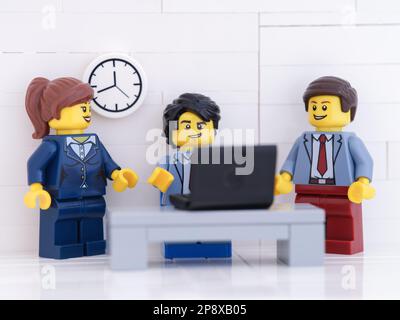 Tambov, Russische Föderation - 22. Februar 2023 Lego businessperson Minifigures, die in ihrem Büro arbeiten. Stockfoto