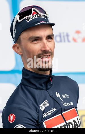 Porträt des französischen Reiters Julian Alaphilippe vom Soudal Quick Step Team. Die Faun Ardeche Classic ist ein eintägiges Radrennen am 25. Februar 2023. Diese Ausgabe wurde von Franzose Julien Alaphilippe (Soudal Quick-Step-Team) vor seinem Landsmann David Gaudu, (Groupama-fdj-Team) Zweiter und dem dänischen Reiter Mattias Skjelmose (Trek-Segafredo-Team), der den dritten Platz belegte, gewonnen. Stockfoto