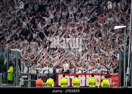 Turin, Italien. 09. März 2023 Fans von SC Freiburg zeigen ihre Unterstützung während der UEFA Europa League-Runde des Fußballspiels 16 zwischen dem FC Juventus und dem FC Freiburg. Kredit: Nicolò Campo/Alamy Live News Stockfoto