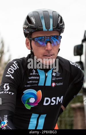 Porträt von Romain Bardet (Team DSM) an der Startlinie. Die Faun Ardeche Classic ist ein eintägiges Radrennen am 25. Februar 2023. Diese Ausgabe wurde von Franzose Julien Alaphilippe (Soudal Quick-Step-Team) vor seinem Landsmann David Gaudu, (Groupama-fdj-Team) Zweiter und dem dänischen Reiter Mattias Skjelmose (Trek-Segafredo-Team), der den dritten Platz belegte, gewonnen. Stockfoto