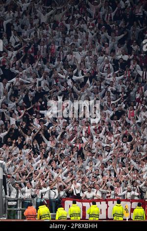 Turin, Italien. 09. März 2023 Fans von SC Freiburg zeigen ihre Unterstützung während der UEFA Europa League-Runde des Fußballspiels 16 zwischen dem FC Juventus und dem FC Freiburg. Kredit: Nicolò Campo/Alamy Live News Stockfoto