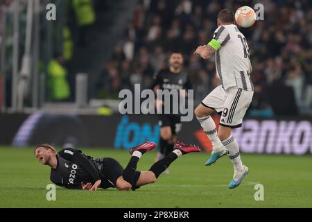 Turin, Italien, 9. März 2023. Leonardo Bonucci von Juventus hat den Ball frei, während er während des Spiels der UEFA Europa League im Allianz-Stadion in Turin mit Lucas Holer von SC Freiburg zusammenstößt. Der Bildausdruck sollte lauten: Jonathan Moscrop/Sportimage Stockfoto