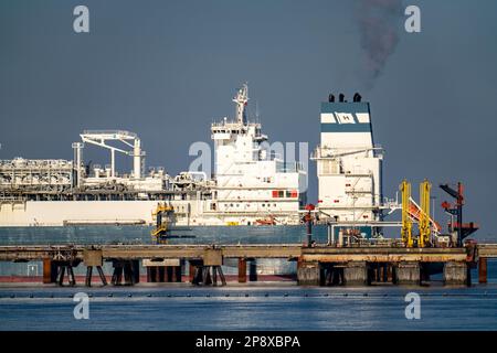 Die Höegh Esperanza, ein LNG-Lager- und -Verdampfungsschiff, ist am LNG-Terminal in der Nähe von Wilhelmshaven festgemacht und baut Schiffsverflüssigtes N.A. um Stockfoto