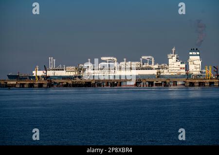 Die Höegh Esperanza, ein LNG-Lager- und -Verdampfungsschiff, ist am LNG-Terminal in der Nähe von Wilhelmshaven festgemacht und baut Schiffsverflüssigtes N.A. um Stockfoto