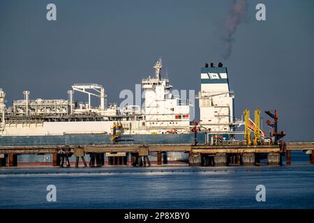 Die Höegh Esperanza, ein LNG-Lager- und -Verdampfungsschiff, ist am LNG-Terminal in der Nähe von Wilhelmshaven festgemacht und baut Schiffsverflüssigtes N.A. um Stockfoto