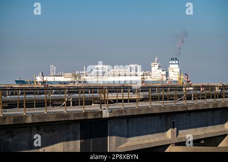 Die Höegh Esperanza, ein LNG-Lager- und -Verdampfungsschiff, ist am LNG-Terminal in der Nähe von Wilhelmshaven festgemacht und baut Schiffsverflüssigtes N.A. um Stockfoto