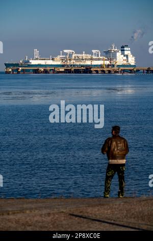 Die Höegh Esperanza, ein LNG-Lager- und -Verdampfungsschiff, ist am LNG-Terminal in der Nähe von Wilhelmshaven festgemacht und baut Schiffsverflüssigtes N.A. um Stockfoto