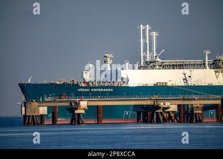 Die Höegh Esperanza, ein LNG-Lager- und -Verdampfungsschiff, ist am LNG-Terminal in der Nähe von Wilhelmshaven festgemacht und baut Schiffsverflüssigtes N.A. um Stockfoto