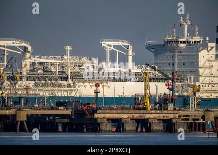 Die Höegh Esperanza, ein LNG-Lager- und -Verdampfungsschiff, ist am LNG-Terminal in der Nähe von Wilhelmshaven festgemacht und baut Schiffsverflüssigtes N.A. um Stockfoto