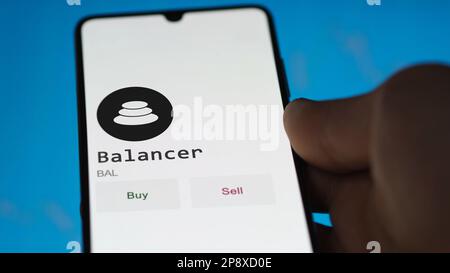 Ein Investor analysiert die Balancer-Münze auf dem Bildschirm. Ein Telefon zeigt die Preise der Kryptos für die Investition in Ampere-Token an. Stockfoto