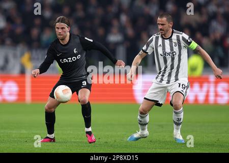 Lucas Holer von SC Freiburg kontrolliert den Ball während der UEFA Europa League-Runde von 16 ersten Teilchenspielen zwischen dem FC Juventus und dem FC Freiburg im Allianz-Stadion am 9 2023. März in Turin, Italien . Stockfoto