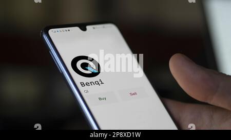 Ein Investor analysiert die Benqi ( )-Münze auf dem Bildschirm. Ein Telefon zeigt die Preise der Kryptos für die Investition in Ampere-Token an. Stockfoto