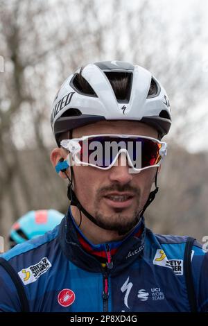 Guilherand Granges, Frankreich. 25. Februar 2023. Porträt des französischen Reiters Julian Alaphilippe vom Soudal Quick Step Team. Die Faun Ardeche Classic ist ein eintägiges Radrennen am 25. Februar 2023. Diese Ausgabe wurde von Franzose Julien Alaphilippe (Soudal Quick-Step-Team) vor seinem Landsmann David Gaudu, (Groupama-fdj-Team) Zweiter und dem dänischen Reiter Mattias Skjelmose (Trek-Segafredo-Team), der den dritten Platz belegte, gewonnen. (Foto: Laurent Coust/SOPA Images/Sipa USA) Guthaben: SIPA USA/Alamy Live News Stockfoto