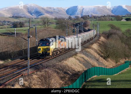 Colas Rail Freight Class 70 Diesellokomotive 70806, die einen Güterzug von Zuschlagstoffen auf der Hauptlinie der elektrifizierten Westküste in Cumbria transportiert Stockfoto