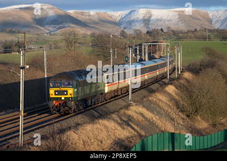 Lokomotivdienstleistungen Klasse 47 Diesellokomotive 47805 mit Fahrerausbildung auf der Hauptstrecke der Westküste in Cumbria Stockfoto