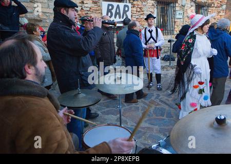 Volksmusiker, Mascarita und Botarga. Karneval, Almiruete. Tamajon, Provinz Guadalajara, Kastilien-La Mancha, Spanien Stockfoto