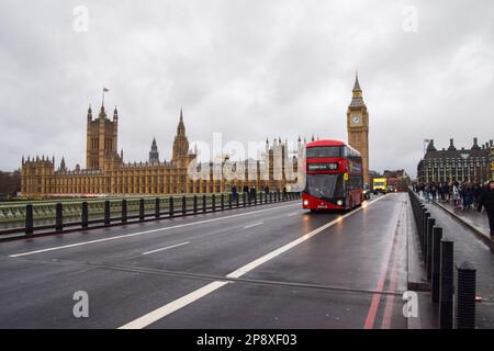 London, Großbritannien. 3. Januar 2023 Ein roter Doppeldeckerbus fährt an den Houses of Parliament und Big Ben auf der Westminster Bridge vorbei. Stockfoto