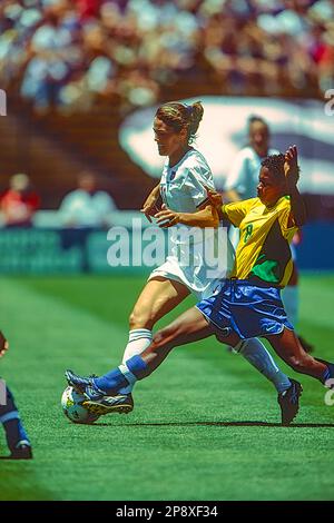 Julie Foudy (USA) beim Halbfinale der USA gegen Brasilien bei der FIFA Frauenweltmeisterschaft 1999. Stockfoto