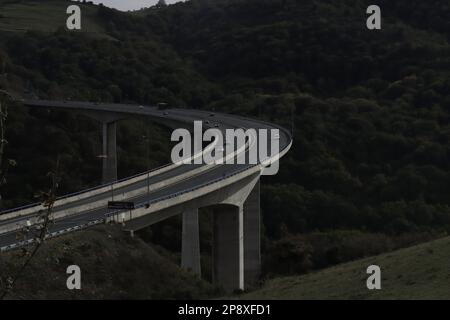 Viaducto en el pueblo de Montabliz, con gran luz sostenido por pilares de hormigón, dando acceso a la meseta castellana desde Cantabria. Stockfoto