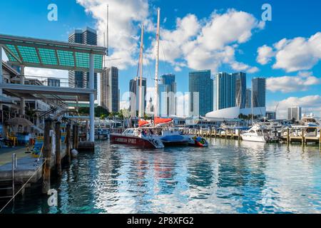 Der Bayside Marketplace in Miami mit Blick auf die Skyline der Stadt Stockfoto