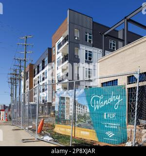 CHARLOTTE, NC-5. MÄRZ 2023: Bezirk Noda. Großer Apartmentkomplex im Bau von Wandry. Stockfoto