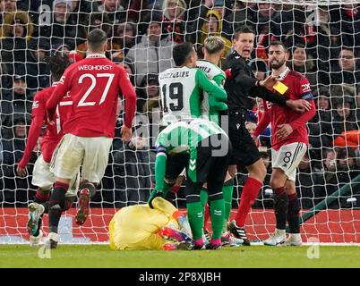 Manchester, Großbritannien. 9. März 2023. Schiedsrichter Daniel Siebert hält Bruno Fernandes von Manchester United fern von Germán Pezzella von Real Betis. Beim Spiel der UEFA Europa League in Old Trafford, Manchester, wurde Claudio Bravo von Real Betis schlecht angegriffen. Der Bildausdruck sollte lauten: Andrew Yates/Sportimage Credit: Sportimage/Alamy Live News Stockfoto
