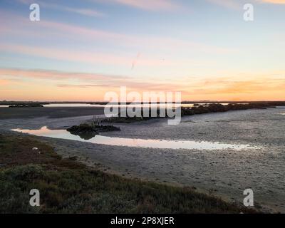 Atemberaubende Landschaft. Dramatischer Sonnenuntergang. Carboneros Salzmarschen, in Chiclana de la Frontera, Provinz Cadiz, autonome Gemeinschaft Andalusien, Spanien. Stockfoto