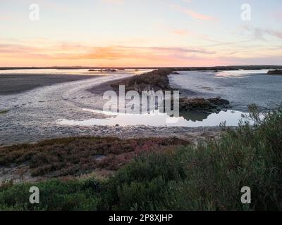 Atemberaubende Landschaft. Dramatischer Sonnenuntergang. Carboneros Salzmarschen, in Chiclana de la Frontera, Provinz Cadiz, autonome Gemeinschaft Andalusien, Spanien. Stockfoto