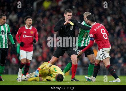 Schiedsrichter Daniel Siebert hält Bruno Fernandes von Manchester United davon ab, während der UEFA Europa League-Runde 16, dem ersten Spiel in Old Trafford, Manchester, mit dem Torwart von Real Betis, Claudio Bravo, zu sprechen. Foto: Donnerstag, 9. März 2023. Stockfoto