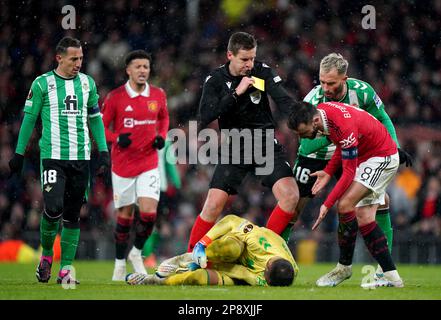 Schiedsrichter Daniel Siebert hält Bruno Fernandes von Manchester United davon ab, während der UEFA Europa League-Runde 16, dem ersten Spiel in Old Trafford, Manchester, mit dem Torwart von Real Betis, Claudio Bravo, zu sprechen. Foto: Donnerstag, 9. März 2023. Stockfoto